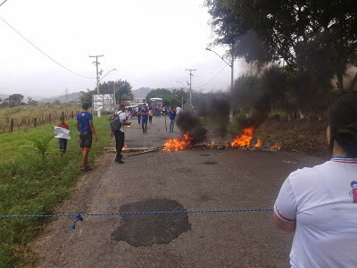 Manifestantes fecharam a BA. Foto: Giro em Ipiaú