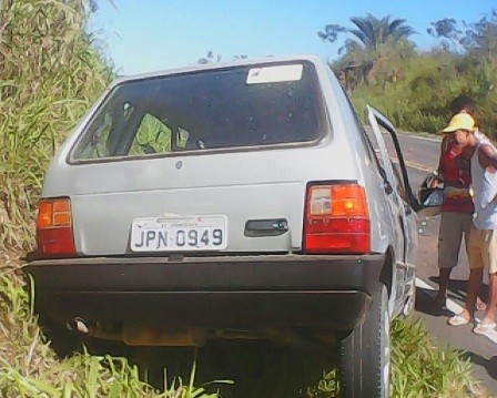 Fiat Uno bateu com caminhão