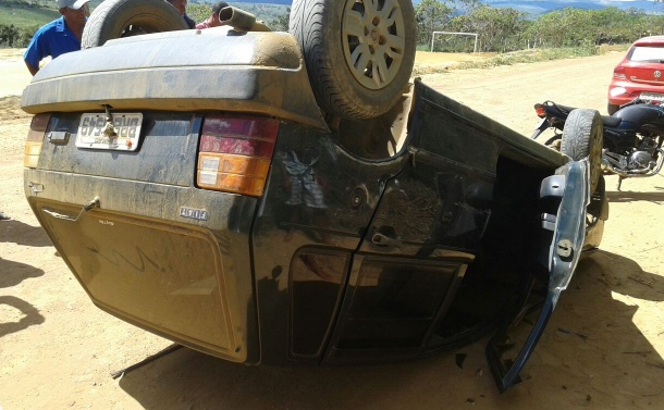 Veículo Fiat Uno capotou na estada de chão. Foto: Jair Medrado