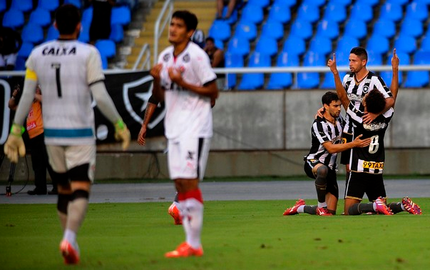 Jogadores do Vitória lamentam gol do Botafogo