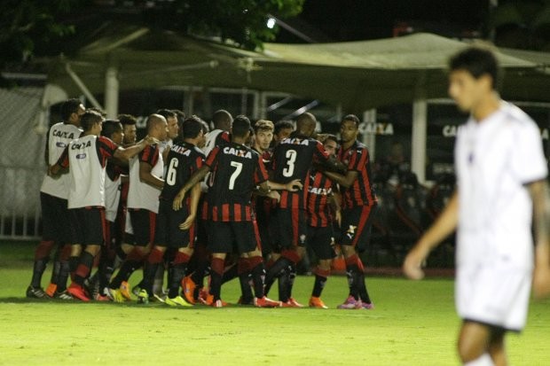 Jogadores comemoram triunfo. Foto: Divulgação/EC Vitória