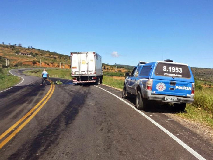 Caminhão baú foi surpreendido com o Uno na contra mão Foto: SBL