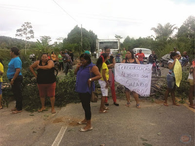 Manifestantes fecharam a rodovia. 