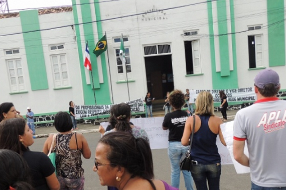 Manifestantes se concentraram em frente à Prefeitura