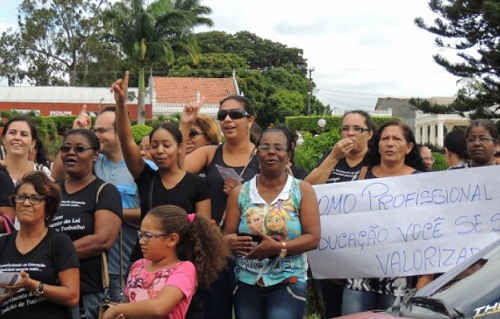 Professores protestam em Amargosa. Fotos: Criativaonline