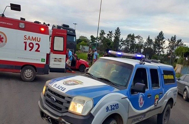 Caminhão bateu com carro. Foto: Portal Bahia News