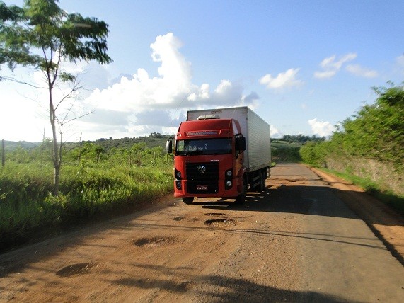 Estrada está completamente esburacada