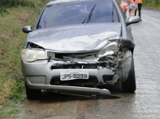 Carro Fiat Pálio teve parte frontal danificada
