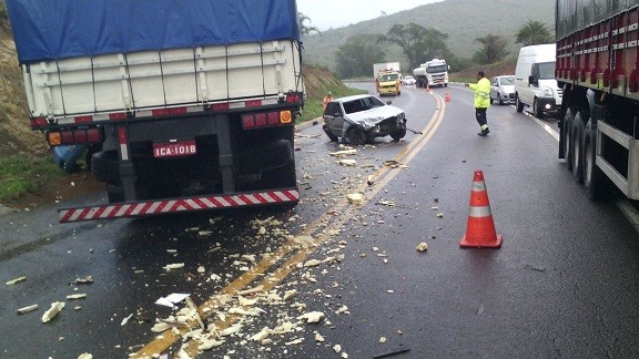 Rodovia ficou parcialmente interditada depois do acidente