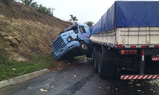 Carreta faz um ''L'' após batida com Fiat Uno