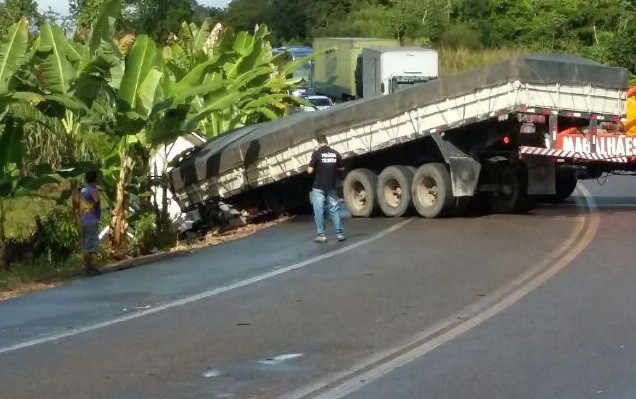 Carreta bateu em carro que levava criança