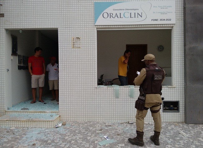 Vitrines de clínica foram destruídas. Fotos: Blog Marcos Frahm