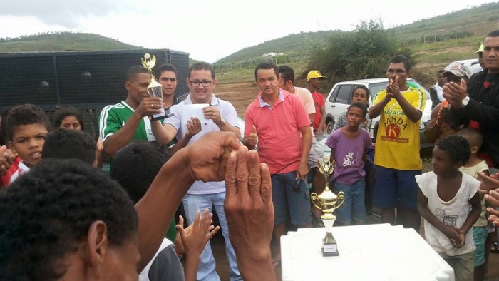 Prefeito entrega premiação a desportistas