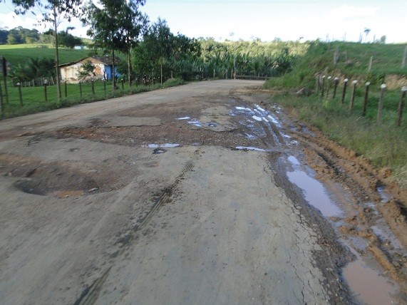 Buracos se transformam em crateras na BA-540