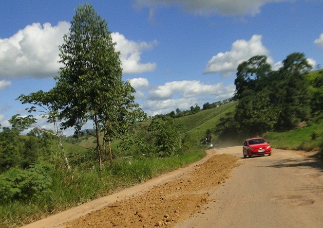 Com barro, é feita operação tapa-buracos