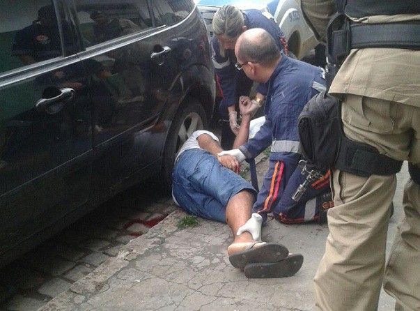 Homem caiu ao lado de um carro. Foto: WhatsApp