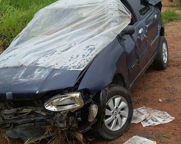 Carro Fiat Pálio capotou após motorista perder controle