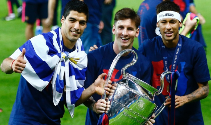 Suárez, Messi e Neymar comemoram juntos o título. Foto: Reuters / Kai 