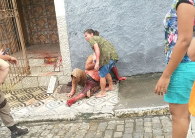 Homem cai na frente da casa. Foto: Reprodução/Giro em Ipiaú