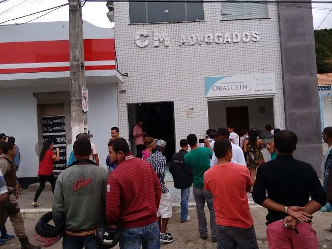 Fato atraiu dezenas de pessoas ao local, na Rua Ciqueira Campos