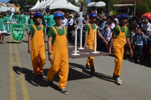 Desfile marca o Dois de Julho em Caetité. Fotos: Divulgação