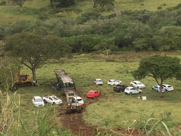Cegonha e carros caíram em ribanceira na Serra do Mutum