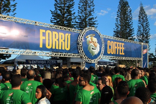 Portões do Forró Coffee foram abertos às 15h de sábado 