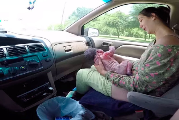 Mulher americana dá à luz em carro. Foto; Reprodução