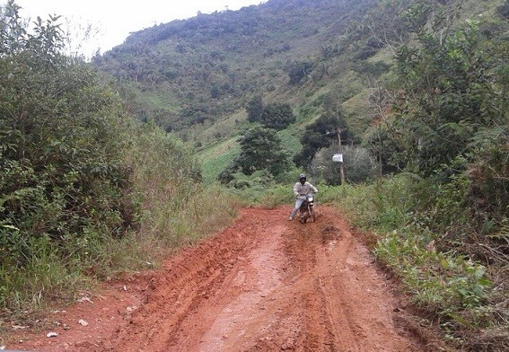 Foto publicada pelo vereador mostra estrada tomada pela lama