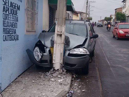 Carro bateu em poste de energia elétrica. Foto: WhatsApp