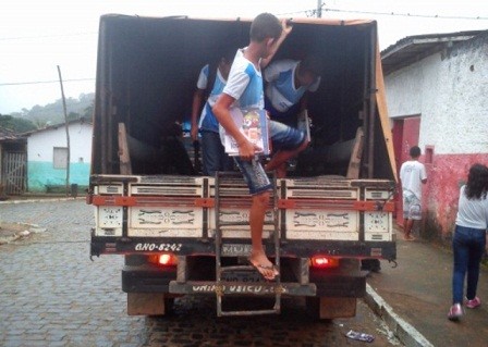 Na zona rural, estudantes são transportados em pau-de-arara