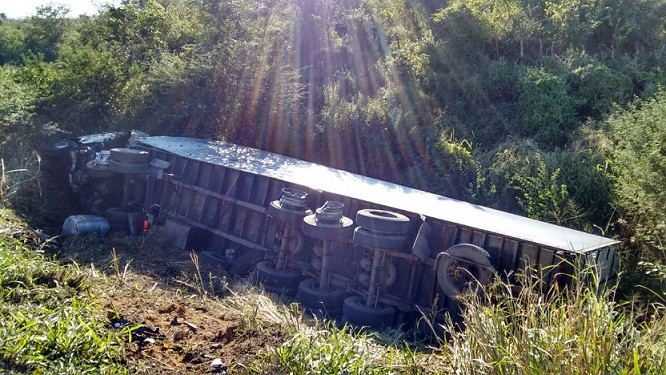 Carreta caiu em ribanceira. Foto: Leitor Marcelo Francisco