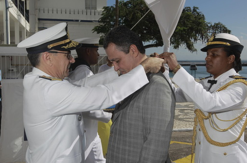 Rui recebe a medalha do Mérito Naval