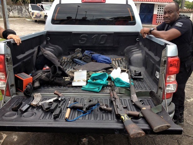 Armas e coletes foram apreendidos. Foto: Divulgação / Polícia