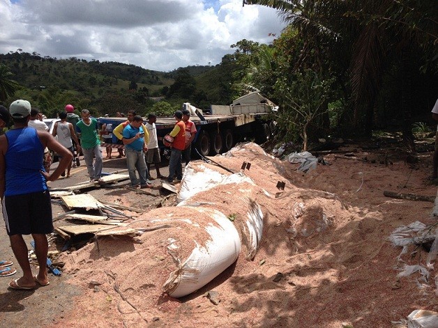 Carreta tombou e bateu em carro. Foto: Site Mídia Bahia