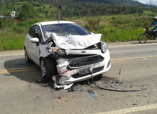 Ford Fiesta teve parte frontal danificada na batida