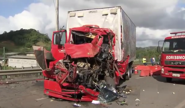 Caminhão-baú ficou destruído. Foto: Reprodução/TV Bahia