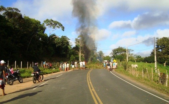 BR foi bloqueada em Mutuípe. Foto: Mídia Bahia