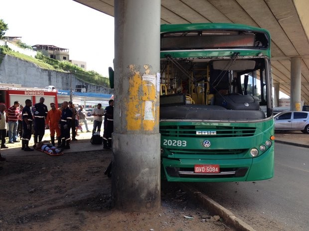 Ônibus bateu em pilastra. Foto: Juarez Soares
