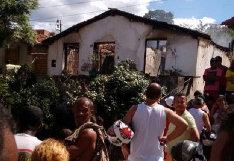 Casa teve área interna destruída