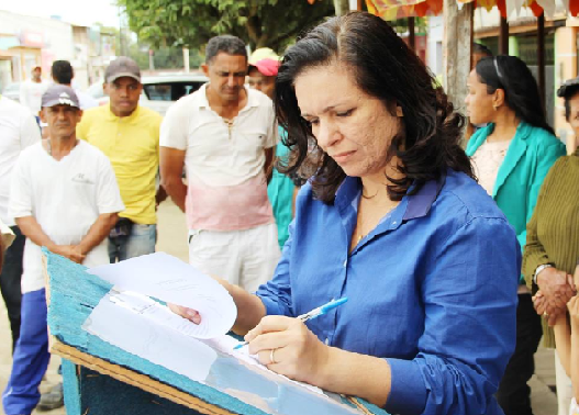 Karina assina ordem de serviço. Foto: Divulgação