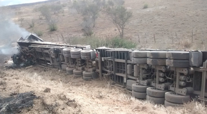 Carreta tanque pegou fogo após bater com carro