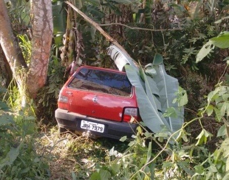 Fiat Uno caiu em ribanceira. Foto: Mídia Bahia