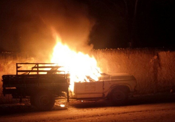 Veículo ficou destruído pelo fogo. Foto: Leitor /BMF