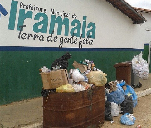 Lixo fica a espera da coleta. Foto: Leitor / WhatsApp 
