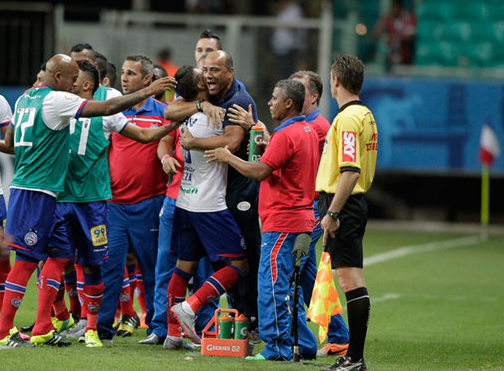 Kieza foi comemorar gol com técnico Sérgio Soares. Foto: Arisson Marinho