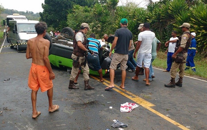 Veículo após capotar parou no meio da rodovia