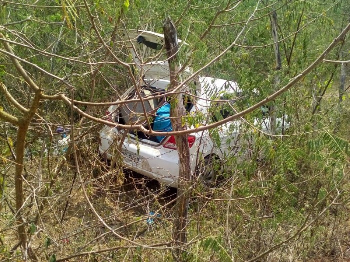 Ladrões abandonaram veículo modelo Gol em matagal