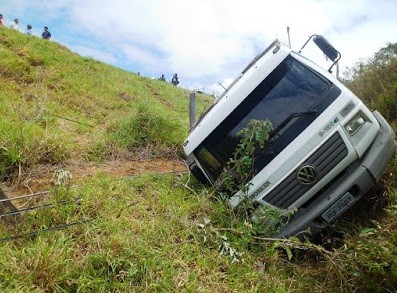 Caminhão Volkswagen caiu em ribanceira. Foto: Blog Ed Santos