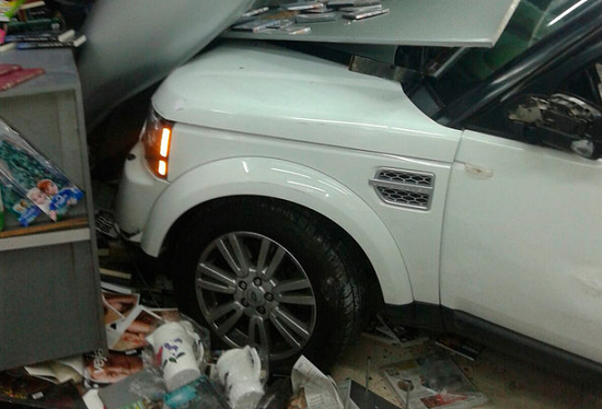Veículo  Land Rover destruiu banca de revista. Foto: Correio